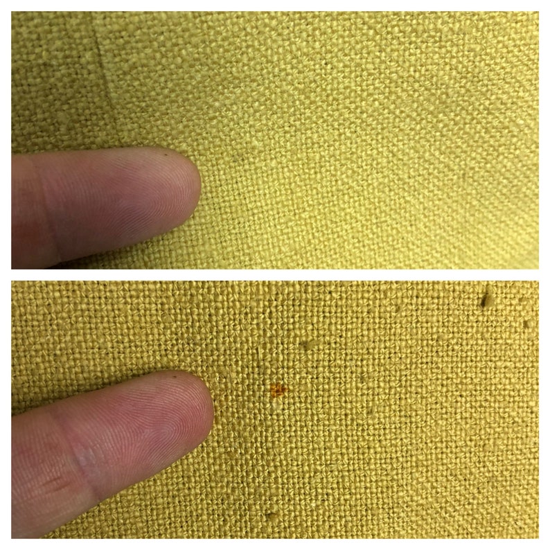 Pode incluir: Close-up de um tecido amarelo com uma pequena mancha laranja. O tecido tem uma textura tecida.