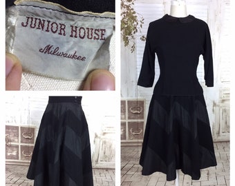 Pode incluir: Saia vintage preta com um padrão de listras pretas e brancas. A saia é feita de um tecido grosso e tem cintura alta. A saia é etiquetada como "Junior House Milwaukee".