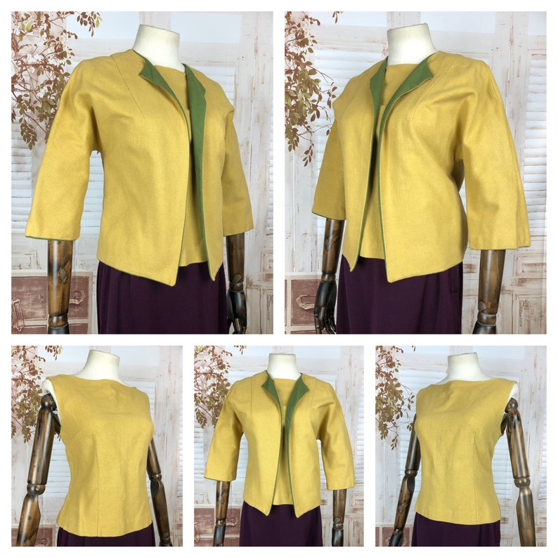 Pode incluir: Um conjunto de duas pe&ccedil;as amarelo e verde com uma jaqueta e uma blusa sem mangas. A jaqueta tem uma borda verde e uma gola. A blusa tem um decote redondo.