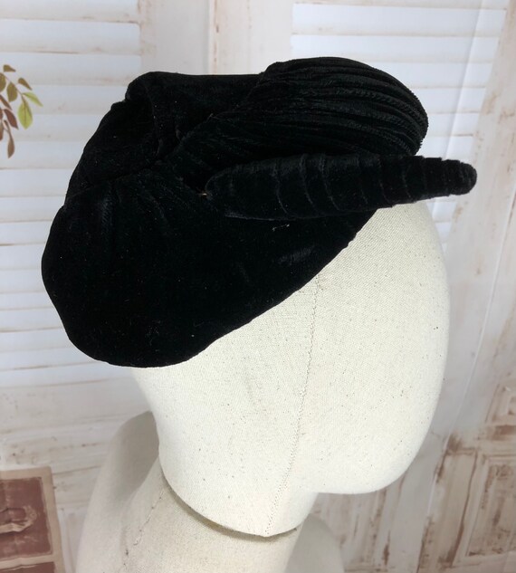 Vintage 1940s 40s Black Velvet Hat With Pleated D… - image 4