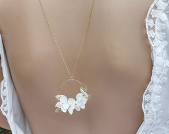 Collier de dos pour mariage hortensia naturel stabilisé, ruscus doré  et perles en verre nacré, collier de mariée avec bijou de dos