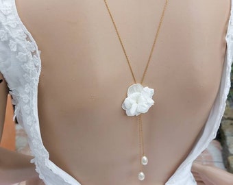 Collier de dos pour mariage hortensia naturel stabilisé et gouttes en verre nacré, collier de mariée avec bijou de dos, bijou délicat