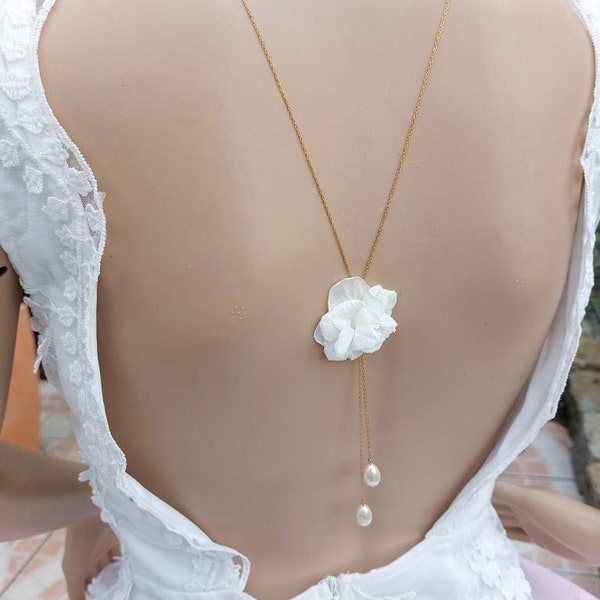 Collier de dos pour mariage hortensia naturel stabilisé et gouttes en verre nacré, collier de mariée avec bijou de dos, bijou délicat