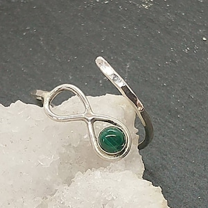 Infinite ring in solid silver and Malachite, Adjustable, Forged by hand with love, natural stone, Insurance, joie de vivre