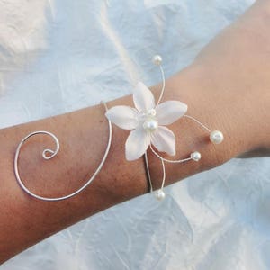 Ensemble de bijoux pour mariage Parure de mariée Collier, bracelet et boucles d'oreilles fleurs en soie perles de verre ivoire blanc image 2
