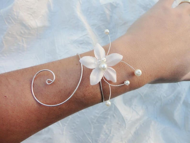 Ensemble de bijoux pour mariage Parure de mariée Collier, bracelet et boucles d'oreilles fleurs en soie perles de verre ivoire blanc image 2