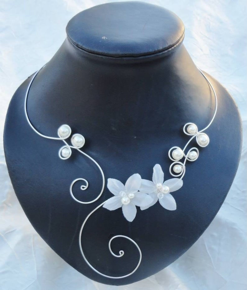 Ensemble de bijoux pour mariage Parure de mariée Collier, bracelet et boucles d'oreilles fleurs en soie perles de verre ivoire blanc image 1