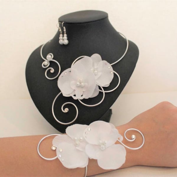 Parure Mariage - ensemble mariée -  Duo d'Orchidées blanches: collier bracelet  Boucles d'oreilles , perles nacrées