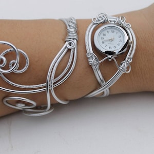 Horlogeband Ambachtelijk horloge Gemaakt in Frankrijk handgemaakt Zilver aluminium duo dameshorloge, kerstcadeau afbeelding 1