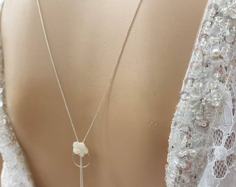 Rückenhalskette für Hochzeit aus massivem Silber, Perlmuttblumen und Rosenquarz, Brauthalskette mit Rückenschmuck