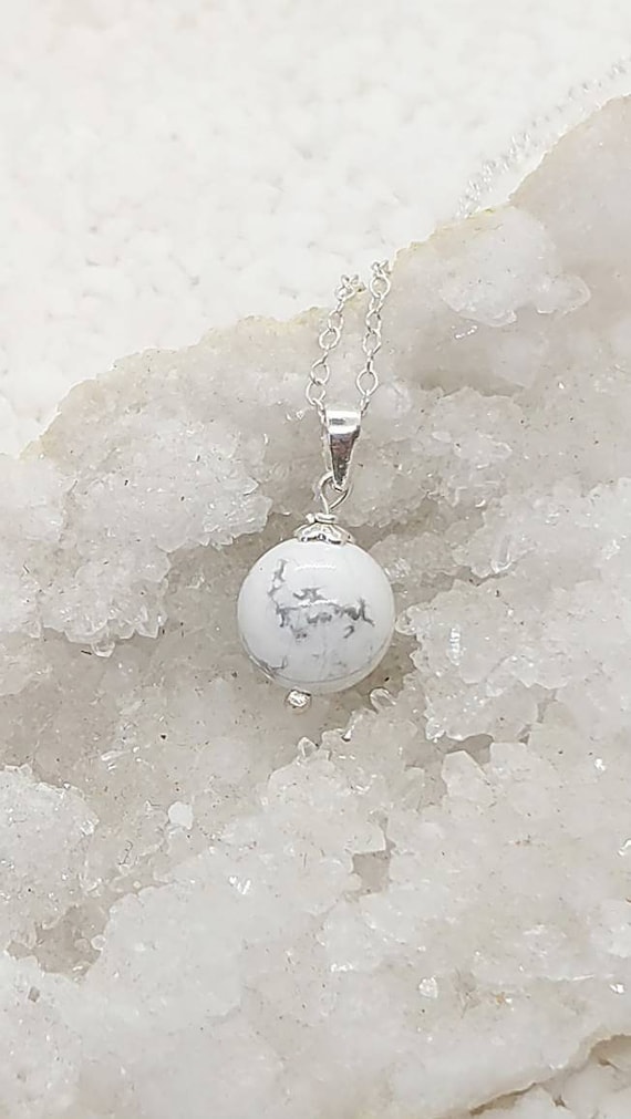Collier Howlite Fleur - 4 Chaînes éclat - Pierre Précieuse Blanche - Longueur 46 Cm - Neuf Avec étiquettes