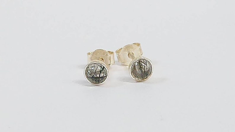 Stud earrings in solid silver and Quartz Tourmaline 4mm chips, earrings. Protection image 2