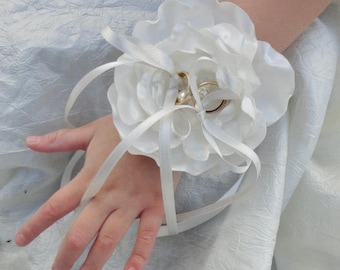 Bracelet porte alliances fleur de satin mariage mariée personnalisable