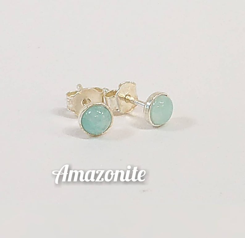 Clous d'oreilles en argent massif et Amazonite 4mm puces, boucles d'oreilles. Joie de vivre image 1