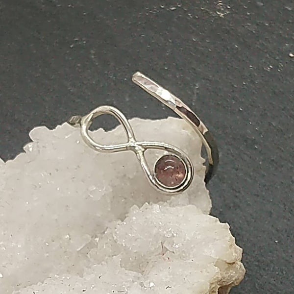 Bague infini en argent massif et Quartz fraise , Ajustable, Forgée à la main avec amour, pierre naturelle, Joie de vivre, réconfort