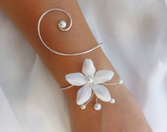 Pulsera de flores con cuentas de boda nupcial en noche de bodas de satén blanco o marfil