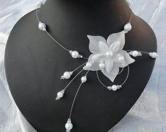 Collier de mariée, mariage,  perles de verre nacrées blanches ou ivoires fleur de satin de soie