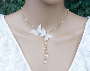 Collier pour mariage Papillon de soie, perles de nacre et toupies et gouttes cristal ~ collier de mariée, bijou délicat, acier inoxydable