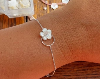 Wedding bracelet in solid silver, mother-of-pearl flower and rose quartz, minimalist bridal bracelet