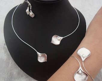 necklace + Bracelet + earrings Calla plated bridal evening wedding pearlsParure  Arums plaqué argent mariée mariage soirée