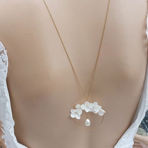 Collana sul retro per matrimonio, ortensia naturale preservata e perle di vetro perlato, collana da sposa con gioiello sul retro, gioiello delicato