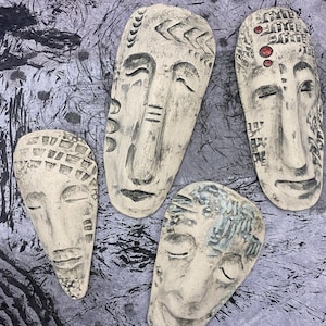 Esculturas faciales de cerámica. Adornos de pared de cerámica bohemia primitiva.