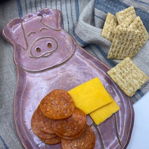 Keramische varkensplaat. Aardewerk snackbord. Leuk dierengerecht.