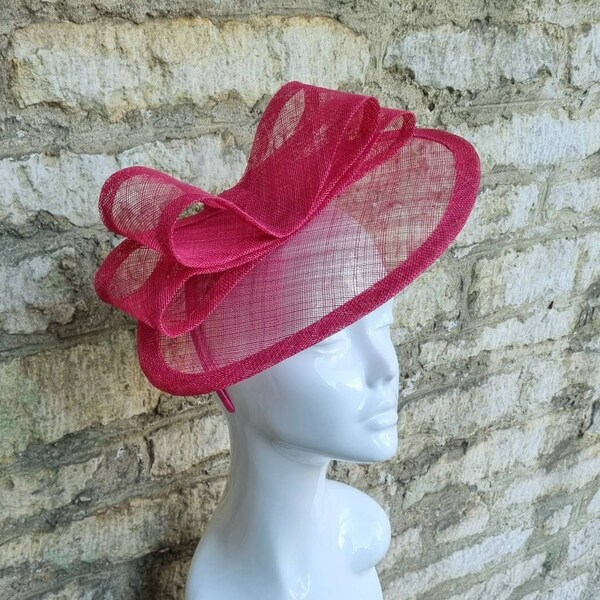 Chapeau fascinateur rose fuchsia pour mariage en chapeau rose fuchsia sur le serre-tête