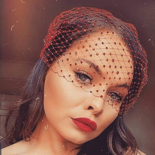 Roter Netz Gesichtsschleier ROT mit Kristallen ROT französischer Netz Fascinator Schleier, Brautschleier, Junggesellenabschied, Maskenball oder Gatsby Kostüm Kopfschmuck