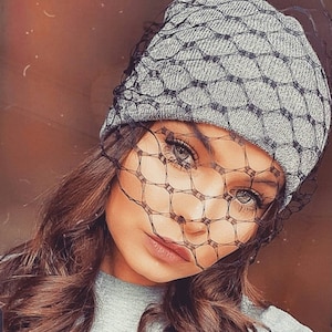 Graue Beanie Mütze mit schwarzem Netzschleier