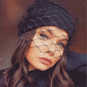 Schwarze Beanie Mütze mit Waffel Netzschleier