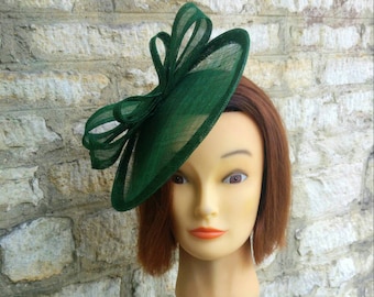 Cappello fascinator in sinamay verde scuro: cappello da sposa fatto a mano con fascia per capelli