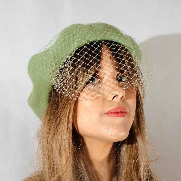 Béret Sage Green Hat avec voile net fascinateur clair sauge vert Français béret de laine dans le style vintage des années 1940 50