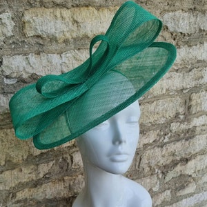 Smaragd grüner Hochzeit Fascinator Hut auf Haarreif für besondere Anlässe Kirchenhut