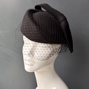 Svart pillerbox-hatt med fågelbursslöja, svart ullfilthatt, begravningshatt i Jackie-stil, formell bröllopshatt, vintagehatt