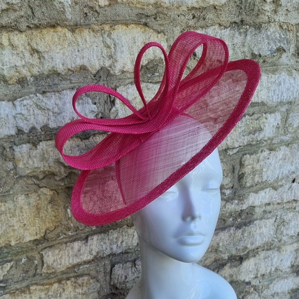 Chapeau fascinateur rose fuchsia pour mariage en chapeau rose fuchsia sur le serre-tête