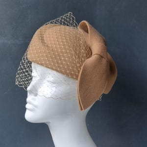 Camel Beige Pillbox hat with birdcage fascinator veil  nude/camel wool felt hat formal wedding hat 1960s hat