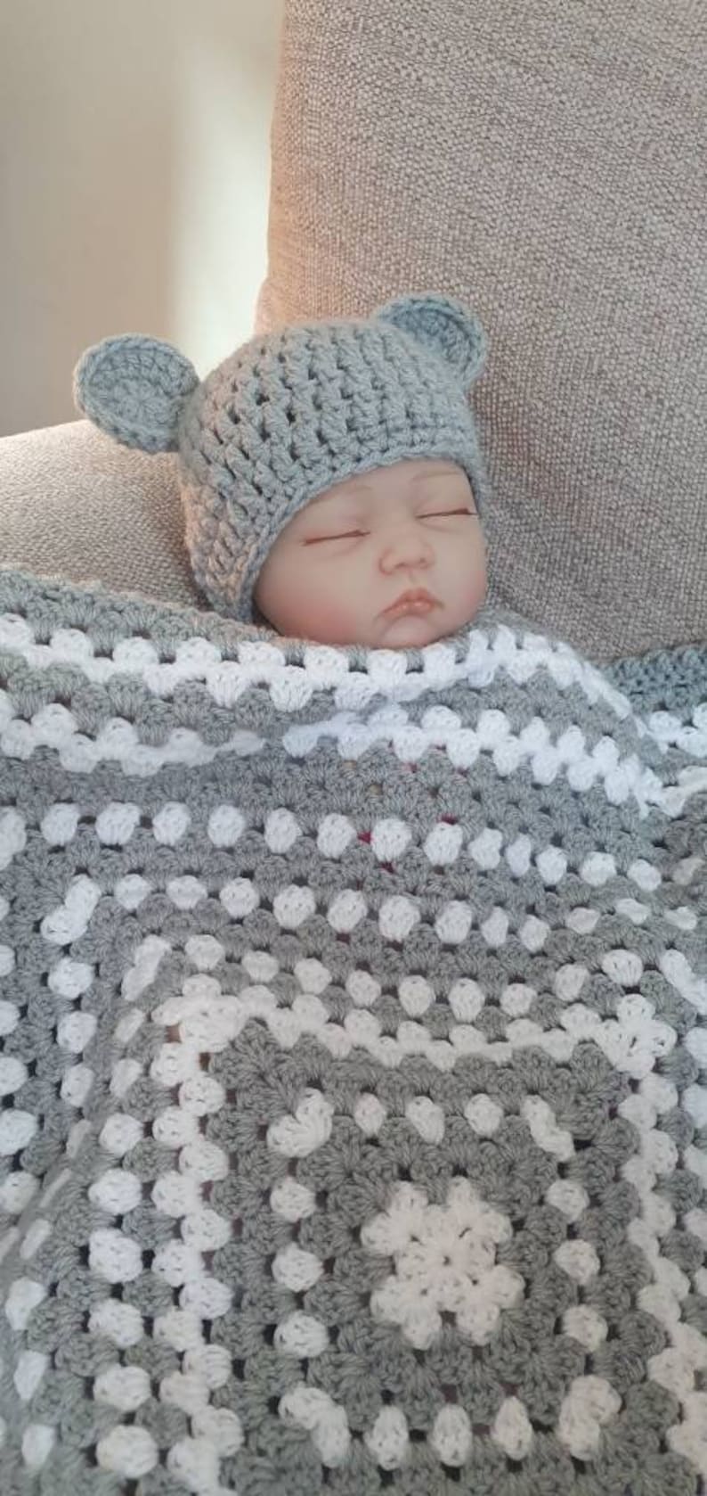 Baby-Teddybär-Mütze. Teddymütze für Babys. Gehäkelte Babybärenmütze. Vom Neugeborenen bis zum 12. Monat. 23 Farben. Auf Bestellung gefertigt. Tatsächlicher Artikel. Light grey