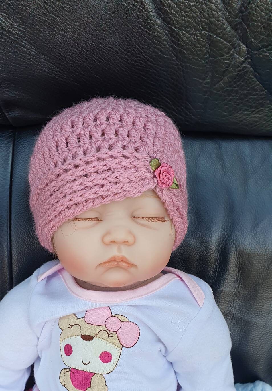 Gorro de crochet para nina con detalle de rosa de lazo. Diseno original. Hecho a mano. Disponible en recien nacido 0 3 3 6 6 12 y 18 24 meses Etsy Espana