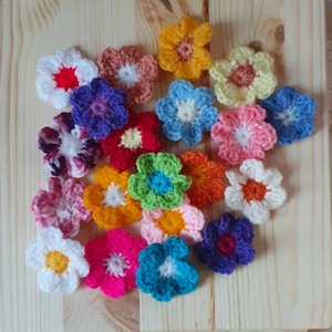 Fleurs faites main au crochet. Lot de 10 ou 20. Idéal pour la fabrication de cartes, d'albums, d'embellissements pour vêtements. Appliques florales.