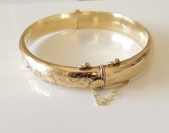 Vintage 1965 Gold Bangle With a Floral 