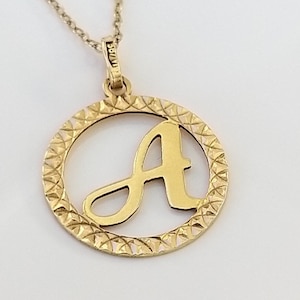 Colgante vintage de oro con diseño calado de la letra A con cadena: regalo de aniversario, regalo de compromiso o sorpresa de cumpleaños para esposa o novia