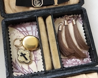 Seltenes antikes Massivgold Familientrauer-Set mit Medaillons, Haaranhängern und Trauerarmband in einem antiken Lederschmucketui