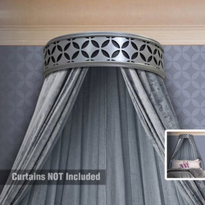 Könnte beinhalten: Ein silberfarbener Baldachin-Betthimmel mit einem dekorativen geometrischen Muster. Der Betthimmel befindet sich über grauen Vorhängen, wodurch ein drapiertes Aussehen entsteht. Der Text "Curtains NOT Included" ist unten sichtbar.