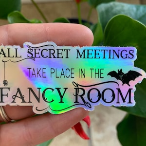 Toutes les réunions secrètes ont lieu dans la chambre fantaisie HOLOGRAPHIQUE Sticker