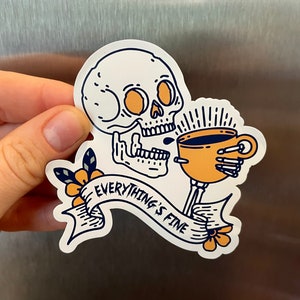 Everything's Fine Skeleton Trinkt Kaffee MAGNET | 7,5 cm x 6 cm