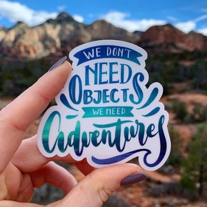 Wir brauchen keine Objekte, die wir brauchen Adventures Blue Galaxy STICKER | Wasserdichtes Vinyl - 3 "x 3"