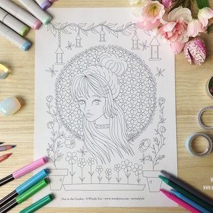 K&ouml;nnte beinhalten: Eine Schwarz-Wei&szlig;-Zeichnung zum Ausmalen mit einem M&auml;dchen mit langen Haaren, umgeben von Blumen. Der Text "Out in the Garden - &copy;Windy Iris - www.windyiris.com - windyiris" befindet sich am unteren Rand der Seite.