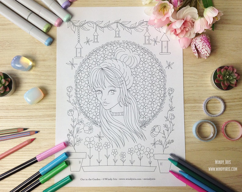 K&ouml;nnte beinhalten: Eine Schwarz-Wei&szlig;-Zeichnung zum Ausmalen mit einem M&auml;dchen mit langen Haaren, umgeben von Blumen. Der Text "Out in the Garden - &copy;Windy Iris - www.windyiris.com - windyiris" befindet sich am unteren Rand der Seite.