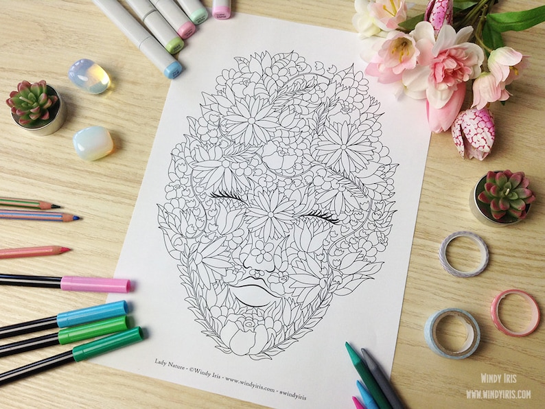 K&ouml;nnte beinhalten: Eine Schwarzwei&szlig;-Zeichnung eines Gesichts mit Blumen und Bl&auml;ttern, die das gesamte Gesicht bedecken. Die Zeichnung befindet sich auf einem wei&szlig;en Blatt Papier. Das Papier ist von Kunstmaterialien umgeben, darunter farbige Bleistifte, Marker und Washi-Tape.